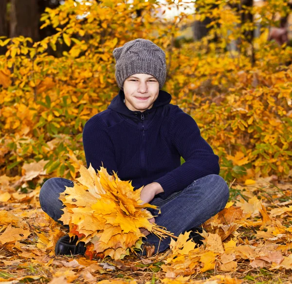 Barn som leker med fallna höstlöv — Stockfoto