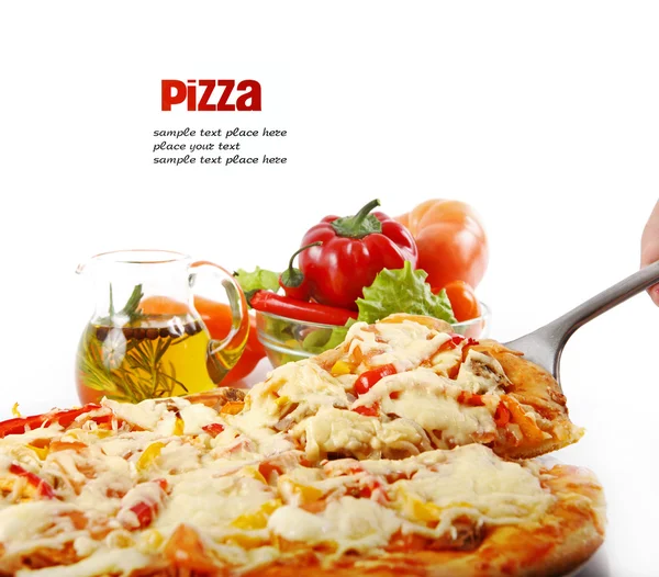 Yüce pizza kaldırdı dilim ton balığı ve beyaz arka plan üzerinde izole kırmızı biber ile