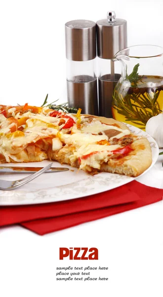 Pizza met tonijn en paprika geïsoleerd op witte achtergrond — Stockfoto