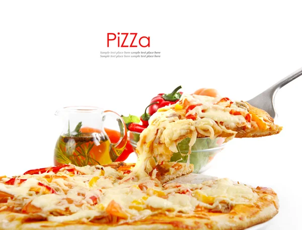 Yüce pizza kaldırdı dilim ton balığı ve beyaz arka plan üzerinde izole kırmızı biber ile