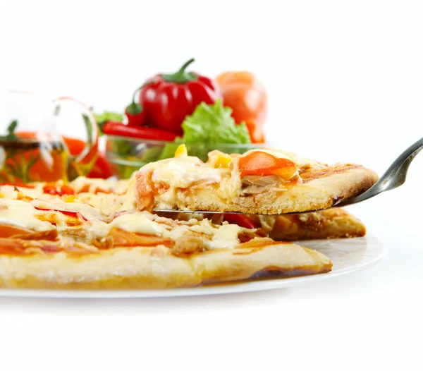 Supreme Pizza fetta sollevata con tonno e paprica isolata su fondo bianco — Foto Stock