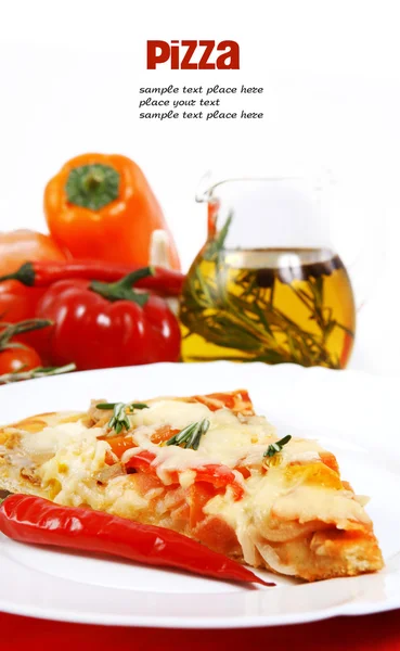 Pizza s tuňákem a paprikou izolovaných na bílém pozadí. — Stock fotografie