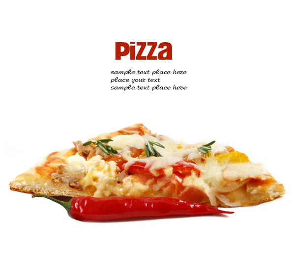 Pizza met tonijn en paprika geïsoleerd op witte achtergrond. — Stockfoto