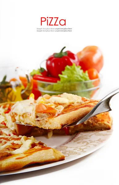 Yüce pizza kaldırdı dilim ton balığı ve beyaz arka plan üzerinde izole kırmızı biber ile
