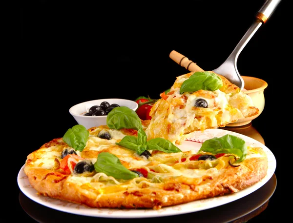 Pizza en negro — Foto de Stock