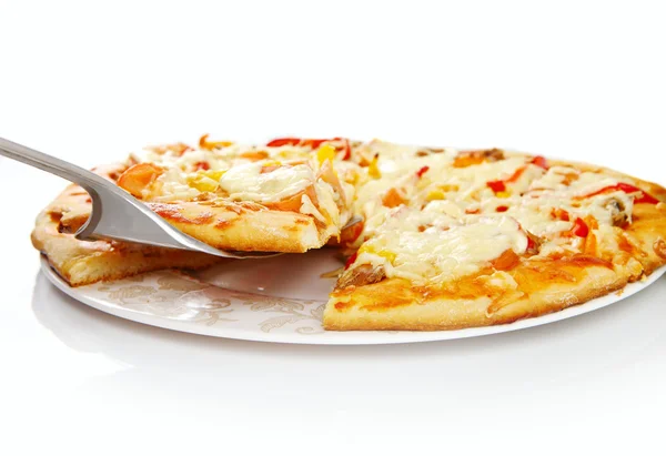 Opperste pizza opgeheven segment met tonijn en paprika geïsoleerd op witte achtergrond — Stockfoto