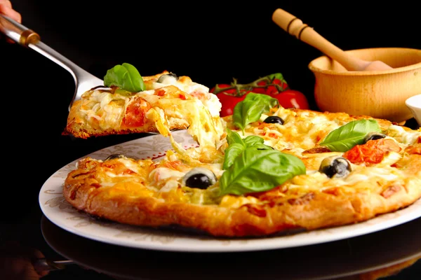 Pizza en negro — Foto de Stock