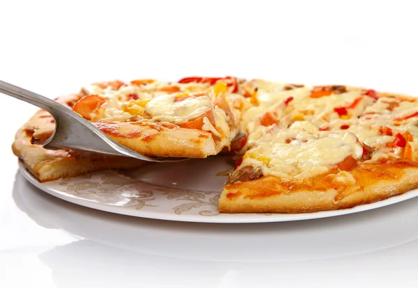 Opperste pizza opgeheven segment met tonijn en paprika geïsoleerd op witte achtergrond — Stockfoto