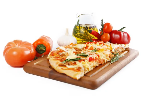 Pizza mit Thunfisch und Paprika isoliert über weißem Hintergrund. — Stockfoto