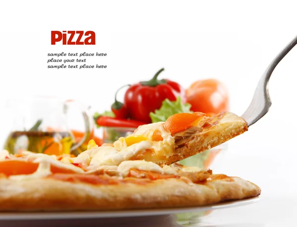 Yüce pizza kaldırdı dilim ton balığı ve beyaz arka plan üzerinde izole kırmızı biber ile.