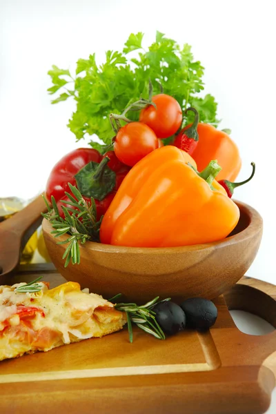 Pizza mit Thunfisch und Paprika isoliert über weißem Hintergrund. — Stockfoto