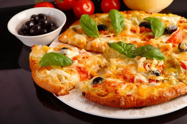 Pizza en negro — Foto de Stock