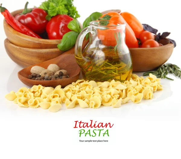 Pasta italiana con verdure in piatto di legno — Foto Stock