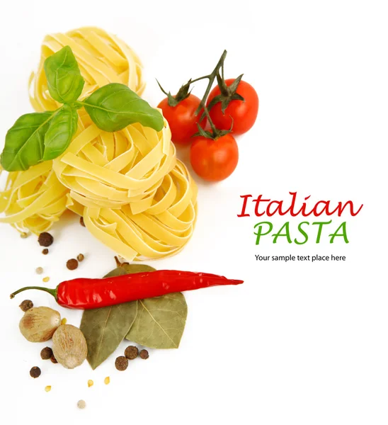 Pasta italiana con pomodori, paprica e basilico isolata su bianco . — Foto Stock
