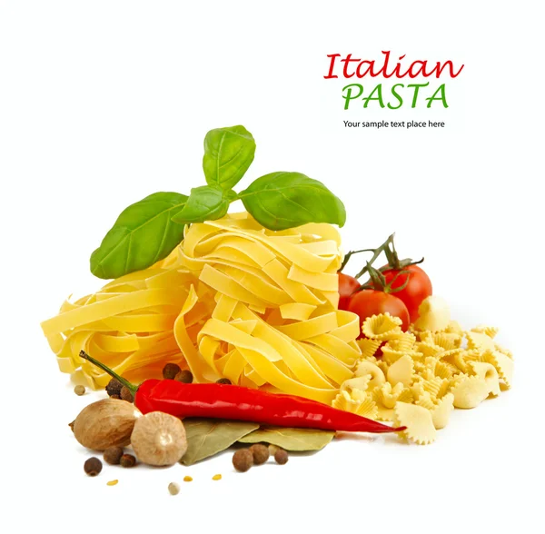 Pasta italiana con pomodori, paprica e basilico isolata su bianco . — Foto Stock