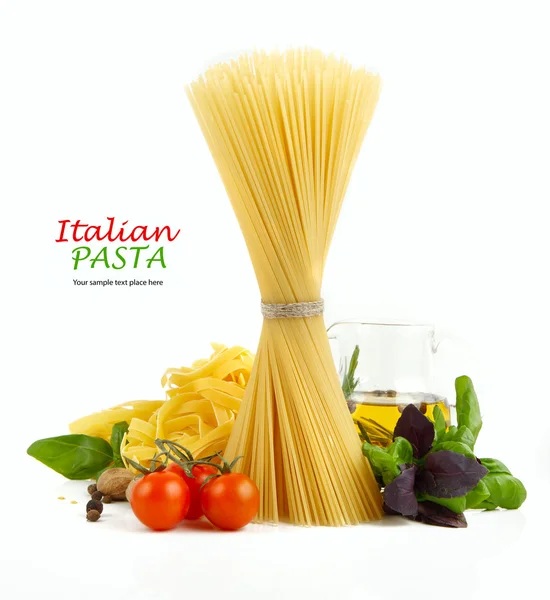 Italienische Pasta mit Tomaten, Paprika und Basilikum isoliert auf weiß — Stockfoto