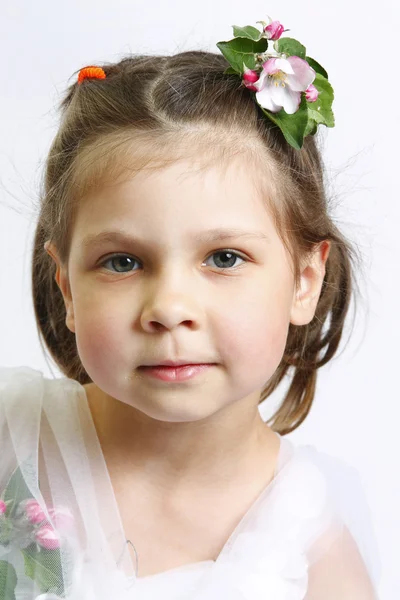 Красивая маленькая девочка с яблочным цветком — стоковое фото