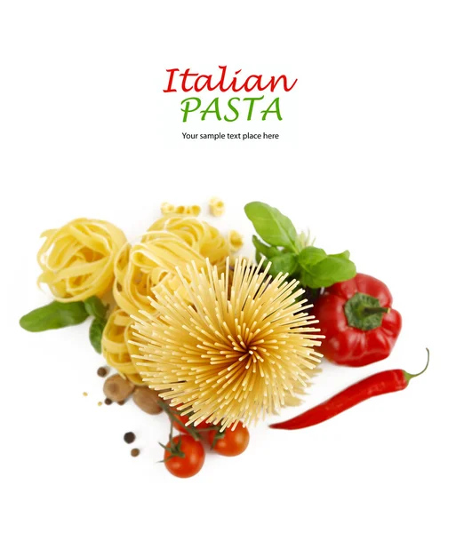 Pâtes italiennes aux tomates, paprika et basilic isolé sur blanc — Photo