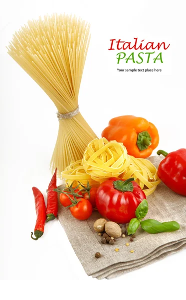 Italské těstoviny s rajčaty, paprikou a bazalkou izolovaných na bílém. — Stock fotografie