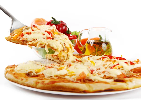 참치와 파프리카 흰색 배경 위에 격리 해제 최고 피자 슬라이스 — 스톡 사진