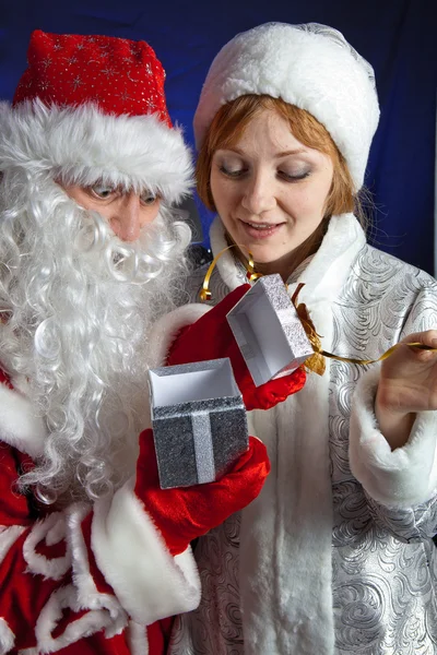 Papai Noel e donzela da neve — Fotografia de Stock