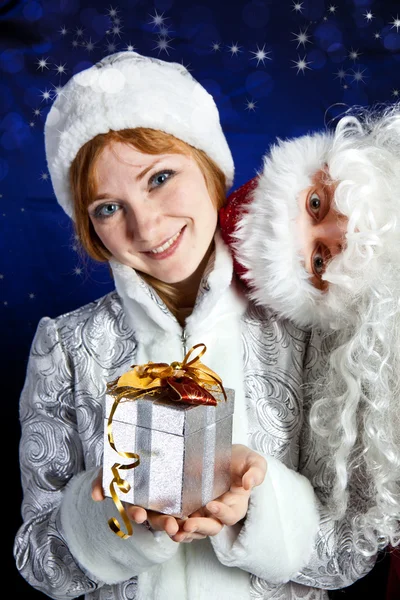Santa claus en sneeuw-meisje — Stockfoto