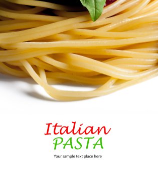 Beyaz tabak domates soslu spagetti