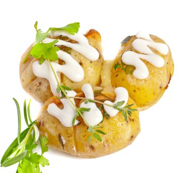 seçici odak ekşi krema soslu fırında patates