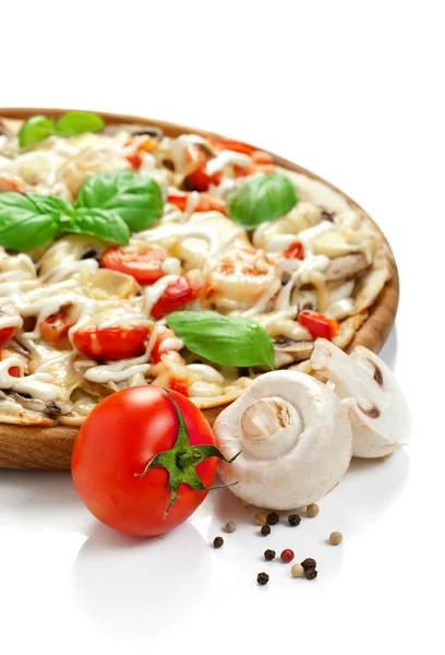 素食比萨饼与辣椒、 蘑菇、 西红柿、 橄榄和 b — 图库照片