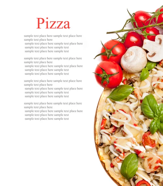 Vegetarische pizza met paprika's en champignons, tomaten, olijven, b — Stockfoto