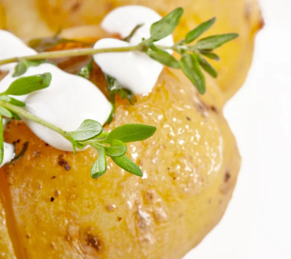 Запеченный картофель со сметаным соусом, избирательный фокус — стоковое фото