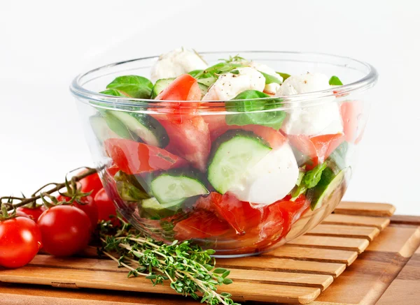 Verse salade in een stijlvolle witte kom. geïsoleerd op wit. — Stockfoto