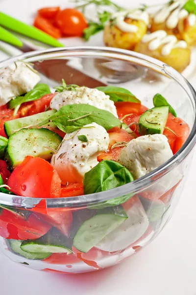 Salade fraîche dans un bol blanc élégant. Isolé sur blanc . — Photo