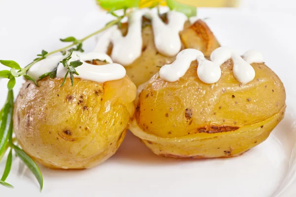 Baked potato with sour cream sauce, selective focus — Stock Photo, Image