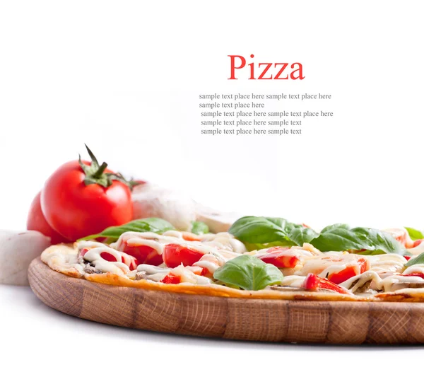 Pizza vegetariana com pimentas, cogumelos, tomates, azeitonas e b — Fotografia de Stock