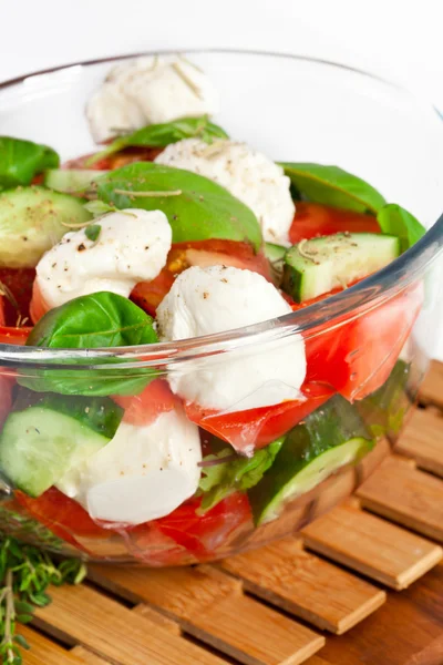 Ensalada fresca en un elegante tazón blanco. Aislado sobre blanco . — Foto de Stock