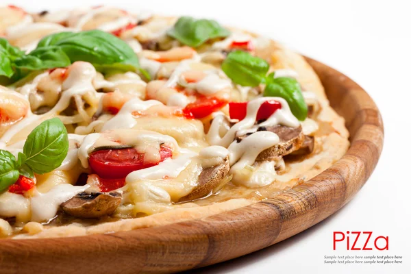 Vegetarian pizza with peppers, mushrooms, tomatoes, olives and b — Stock Photo, Image
