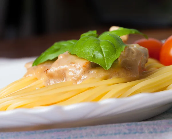 Makarna spagetti Bolonez sosu ve fesleğen ile — Stok fotoğraf