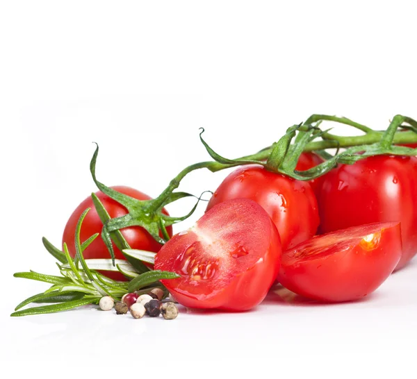 Kilka świeżych pomidorów wiśniowych na białym tle — Zdjęcie stockowe