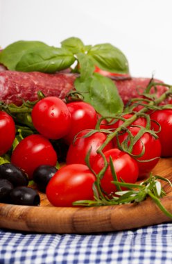 taze domates ve ahşap bir tabak salata