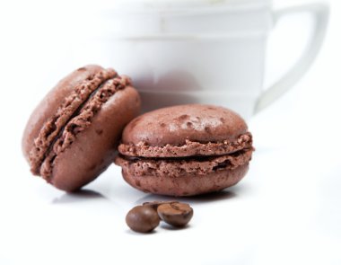 Beyaz arkaplanda izole edilmiş renkli badem kurabiyeleri