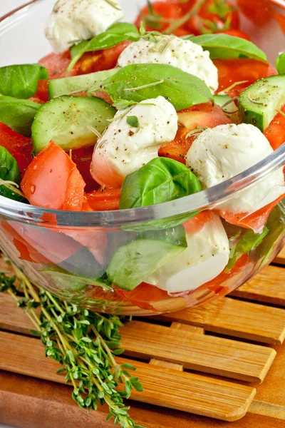 Verse salade in een stijlvolle witte kom. geïsoleerd op wit. — Stockfoto