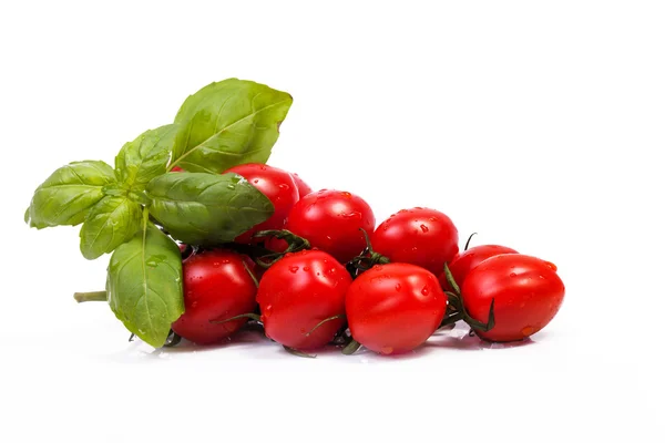 Kilka świeżych pomidorów wiśniowych na białym tle — Zdjęcie stockowe