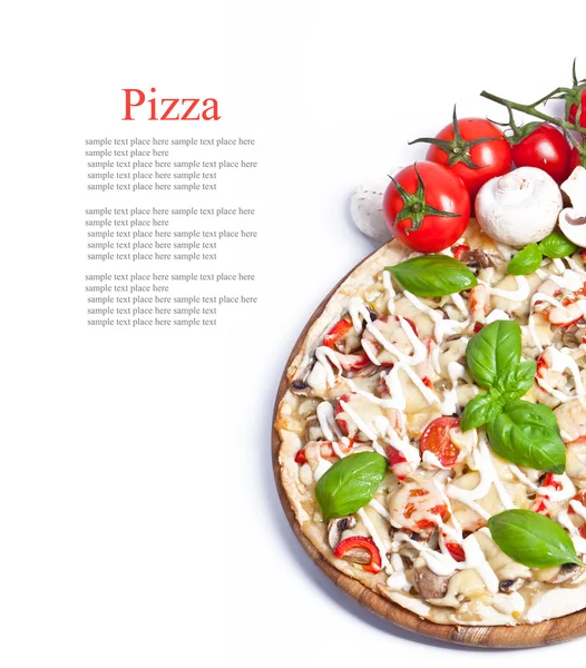 Pizza vegetariana com pimentas, cogumelos, tomates, azeitonas e b — Fotografia de Stock