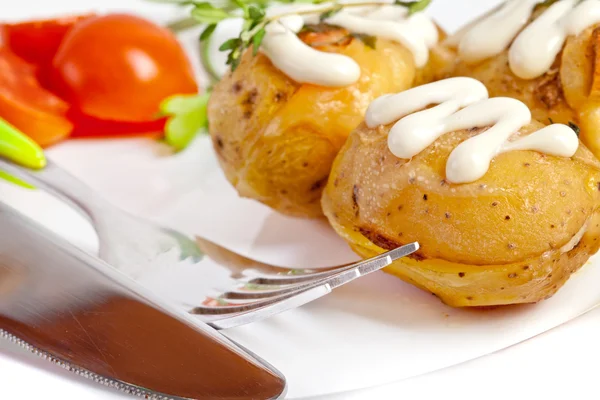 Baked potato with sour cream sauce, selective focus — Stock Photo, Image