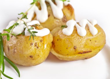 seçici odak ekşi krema soslu fırında patates