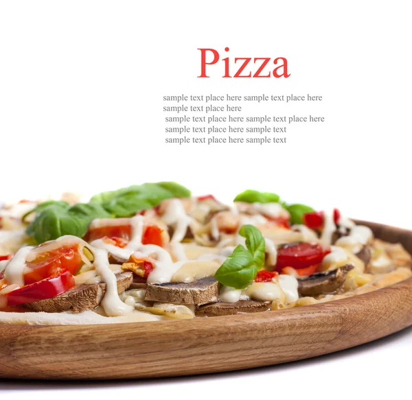 Вегетарианская пицца с перцем, грибами, помидорами, оливками и b — стоковое фото