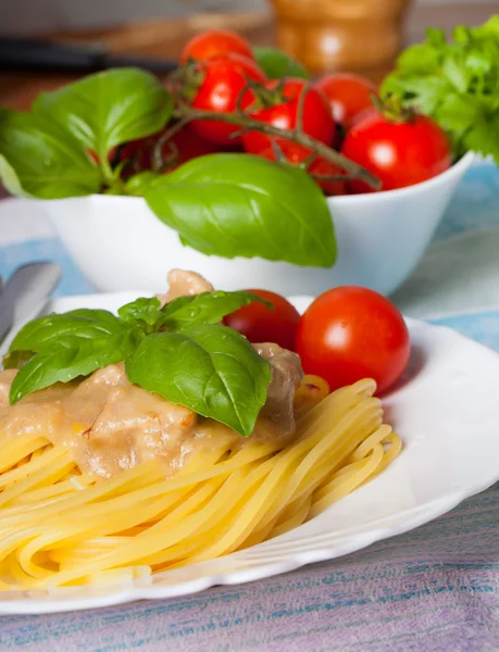 Pasta spaghetti with bolognese sauce and basil — Stock Photo, Image