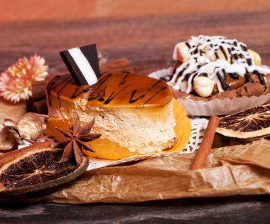 güzel bir şekilde dekore edilmiş pasta,