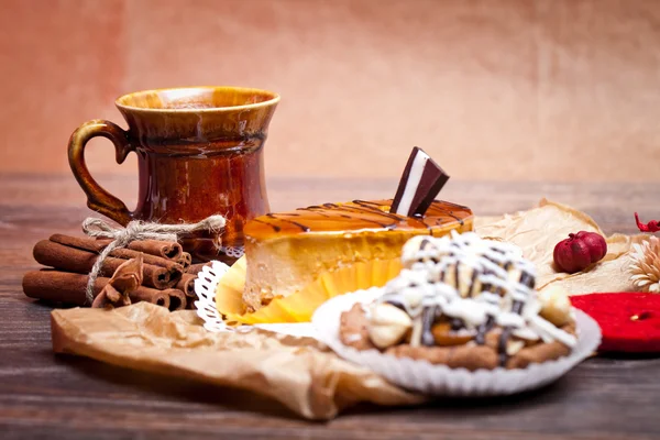 Pasteles de café con chocolate, especias y semillas de café, de cerca — Foto de Stock